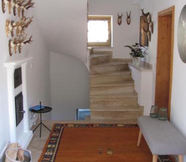 Unterallgau House | #6 Helles sonniges Zimmer mit 2 Betten,Sofa W-Lan frei Airport nah gelegen mit WG Bad