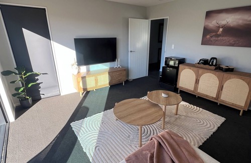 Kawarau Falls Apartment | 6 minutes from Queenstown airport - a modern & stylish retreat