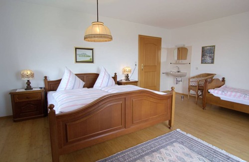 Breitbrunn a. Chiemsee Apartment | 70 m² Apartment ∙ 2 bedrooms ∙ 5 guests
