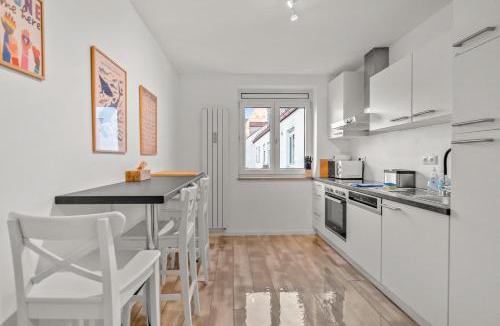 Alte Heide-Hirschau Apartment | 8 min per U-Bahn zum Marienplatz - 120 qm Schwabing - 3 SZ - 2 Bäder - 9 Personen