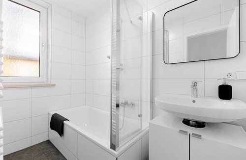 Hasenbergl-Lerchenau Ost Resort | 80 m² Private room ∙ 1 bedroom ∙ 1 guest