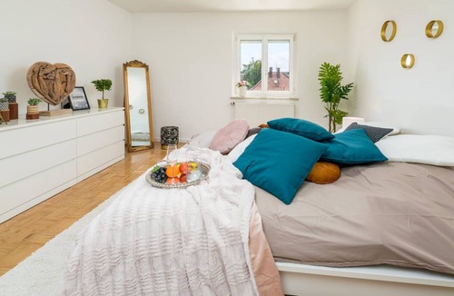 Freilassing Apartment | 80 m² Apartment ∙ 2 bedrooms ∙ 9 guests