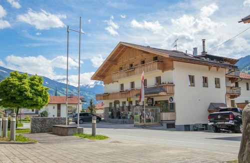 Stumm Apartment | 90 m² Apartment ∙ 2 bedrooms ∙ 10 guests
