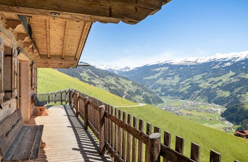 Hippach Ski Chalet | 90 m² Chalet ∙ 2 bedrooms ∙ 4 guests