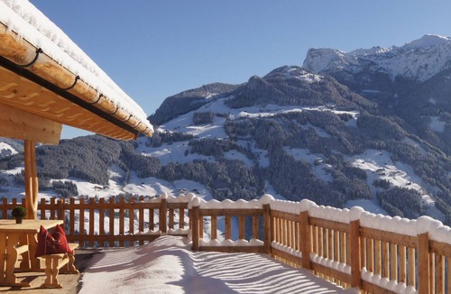 Hippach Ski Chalet | 90 m² Chalet ∙ 2 bedrooms ∙ 4 guests