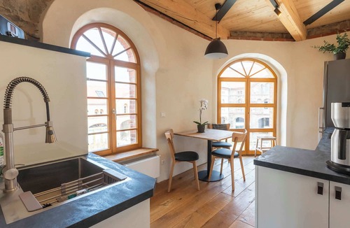 Buhlau Apartment | A stylish penthouse flat with a whirlpool bath, a fireplace and a massage chair