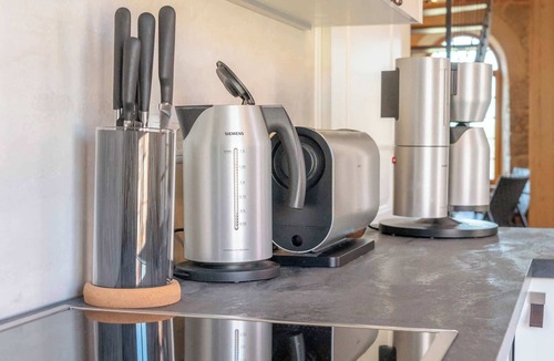 Buhlau Apartment | A stylish penthouse flat with a whirlpool bath, a fireplace and a massage chair