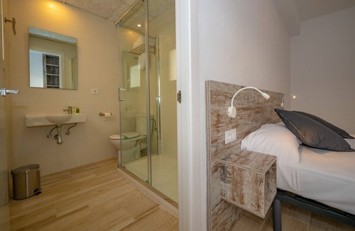 Roses Town Center Hostel | Agi Gloria Rooms 208 Hostel for rent in Roses Girona.