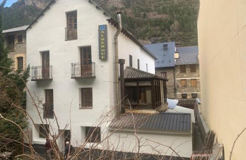 Canfranc Hostel | Albergue-Refugio Sargantana