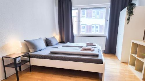 Innenstadt Apartment | ALFA Apartment Esslingen City Altstadt nahe Stuttgart Messe I 3 Zimmer 5 Betten I Bad I Küche l WIFI & SmartTV I 3BR 5 Beds I Bathroom I Kitchen