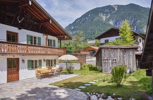 Muhldorfl Apartment | Almrausch - Modern holiday flat in historic farmhouse