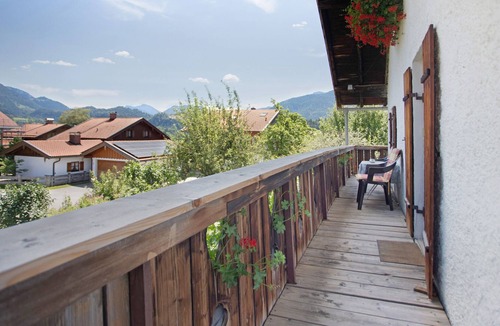 Fischbachau Apartment | "Almröserl" apartment with mountain view, balcony & Wi-Fi