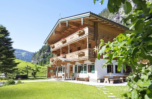 Mayrhofen Ski Chalet | Alpine Chalet Lacknerbrunn up to 21 persons with Mountain View
