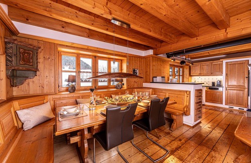 Oberau House | Alpines Juwel: Entspannung und Tradition im Ferienhaus Gipfelstürmer mit Pool
