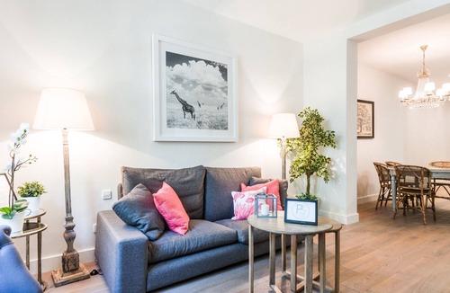 Huertas Apartment | Amazing flat with 2 bedrooms full equipped, with A/C and internet. At Santa Ana Square!