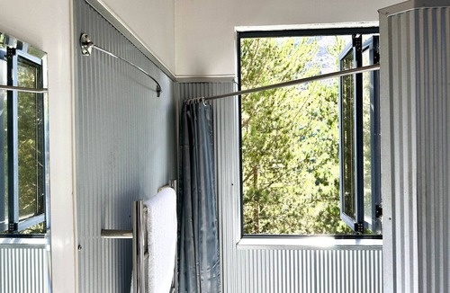 Queenstown Apartment | Amongst the pines, 2 bedroom bach, Stellar Views