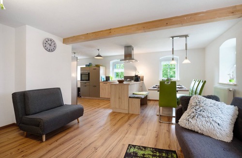 Berggieshubel Apartment | Apartment 'Haselberg' with Mountain View, Private Terrace, and Wi-Fi
