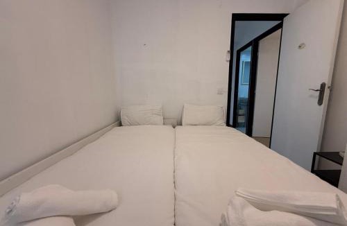 San Martin de Valdeiglesias Apartment | Apartamento con chimenea, terraza y acceso al pantano