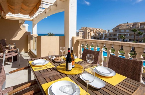 Les Deveses Apartment | Apartamento Tamarindo - Ubicación Premium Frente a la Playa con Piscina