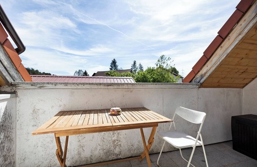 Weiden in der Oberpfalz Apartment | Apartment 'Ferienwohnung Weiden' with Shared Terrace, Balcony and Wi-Fi