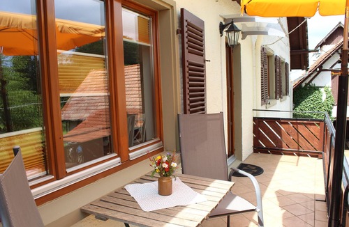 Hilzingen Apartment | Apartment 'Große In Altem Hofgut' with Balcony and Wi-Fi
