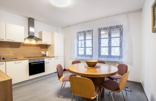 Pottenstein Apartment | Apartment 'Am Marktplatz' with Fountain View and Wi-Fi