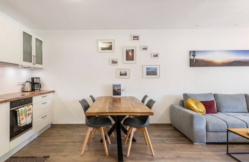 Badenweiler Apartment | Apartment 'Am Park' with Shared Terrace, Garden and Wi-Fi