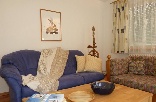 Schuttertal Apartment | Apartment Am Wald Schuttertal with Shared Terrace and Garden