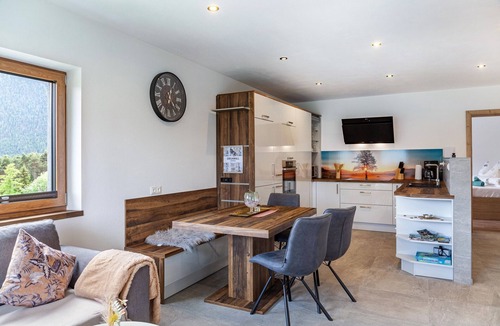 Imst Apartment | Apartment 'Apart Elias' with Mountain View, Shared Terrace and Wi-Fi