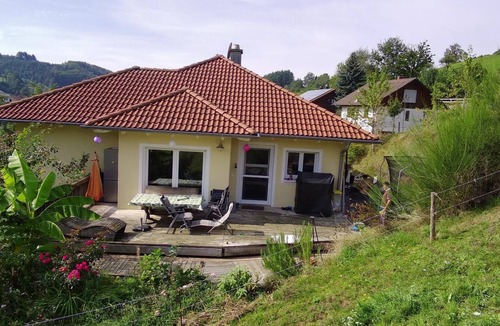 Schuttertal Apartment | Apartment 'Bee Home' with Mountain View, Private Terrace and Wi-Fi