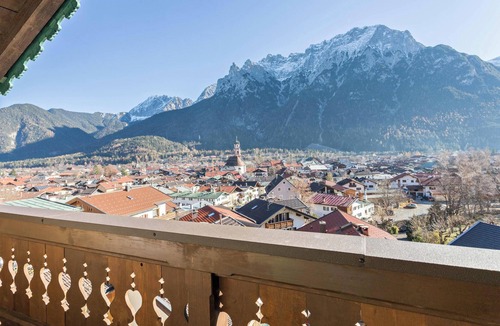 Mittenwald Apartment | Apartment 'Bergkristall' Near the Ski Lift with Mountain View, Wi-Fi & Balcony