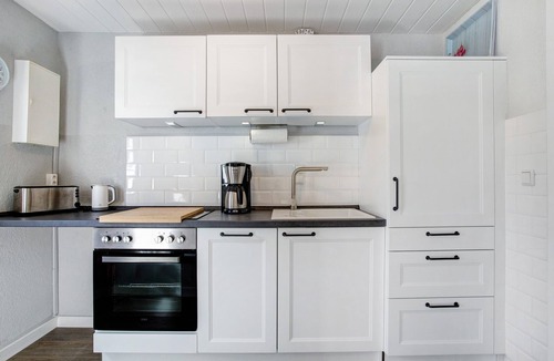 Schaprode Apartment | Apartment 'Boddenferienhaus - 13 Treibholz' with Shared Terrace and Wi-Fi