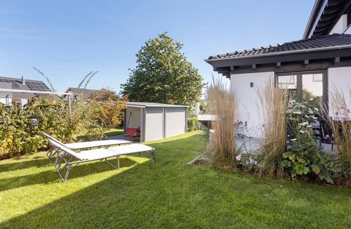 Moos Apartment | Apartment 'Casa Verde - Moos' with Private Terrace, Shared Garden and Wi-Fi