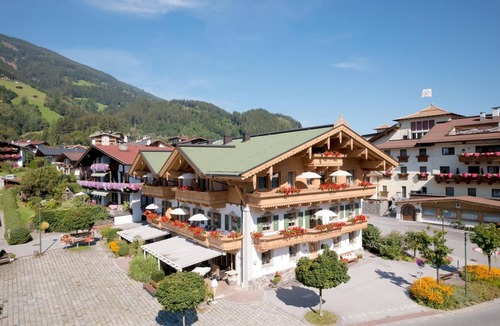 Zillertal Apartment | Apartment Das Krumerhaus - "Der Krumer" with Balcony and Wi-Fi