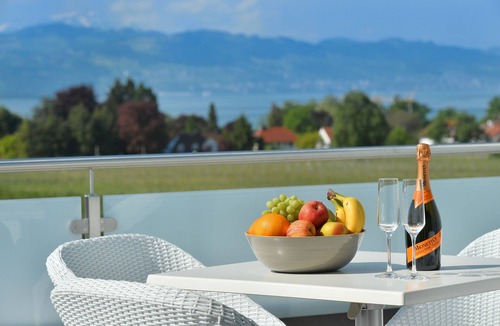 Wasserburg Apartment | Apartment 'Dinkelbach Traumblick 3 B' with Lake View, Balcony and Wi-Fi
