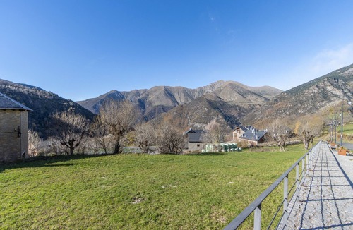 Durro Apartment | Apartment 'El Paller' with Mountain View and Private Garden