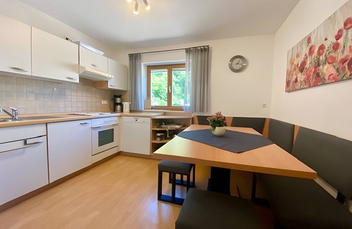 Hagnau Apartment | Apartment 'Ferienwohnung 2' with Shared Garden, Balcony and Wi-Fi