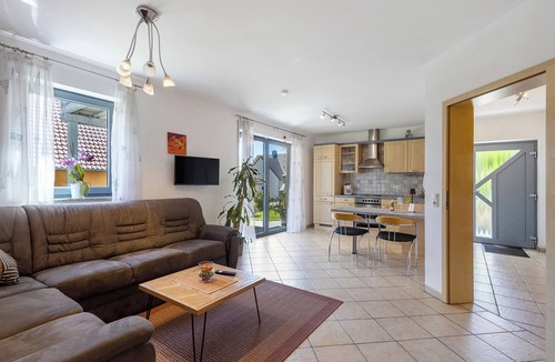 Ploessberg Apartment | Apartment 'Ferienwohnung Walter' with Private Terrace, Shared Garden and Wi-Fi