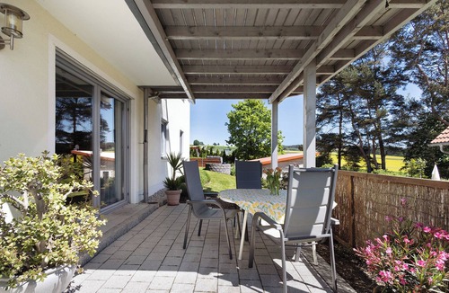 Ploessberg Apartment | Apartment 'Ferienwohnung Walter' with Private Terrace, Shared Garden and Wi-Fi