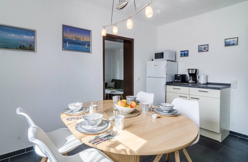 Ueberlingen Apartment | Apartment Ferienwohnung zum Hecht with Wi-Fi & Balcony