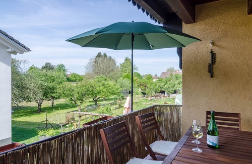 Ueberlingen Apartment | Apartment Ferienwohnung zum Hecht with Wi-Fi & Balcony
