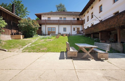 Eschlkam Apartment | Apartment 'Ferienwohnung 2' with Shared Garden and Wi-Fi