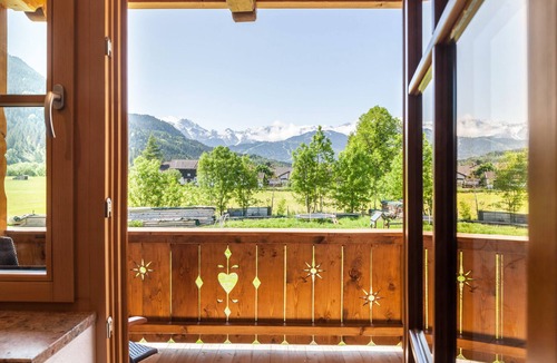 Farchant Apartment | Apartment 'Ferienwohnung Johanni' with Mountain View, Shared Garden and Wi-Fi
