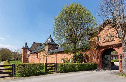 Oberhundem Apartment | Apartment 'Fewo Saalstube, Adolphsburg' with Shared Garden and Wi-Fi