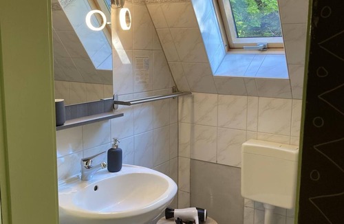 Altenberg Bed & Breakfast | Apartment/flat, shower and bath, WC, garden side - Pension ZUR 23