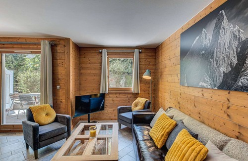 Chamonix City Centre Apartment | Apartment Villa Vallet - Alpes Agency - Chamonix Old Town - Sleeps 6