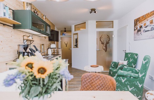 Germaringen Apartment | Apartment 'Garden - Guggi´s Emporeon Allgäu' with Shared Terrace, Wi-Fi and Air Conditioning