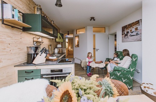 Germaringen Apartment | Apartment 'Garden - Guggi´s Emporeon Allgäu' with Shared Terrace, Wi-Fi and Air Conditioning