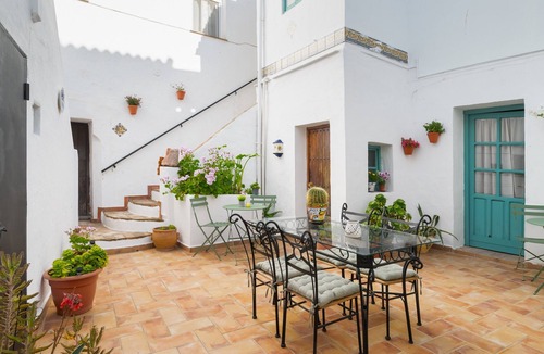 Carmona Apartment | Apartment 'Giraldilla' with Shared Garden, Wi-Fi and Air Conditioning