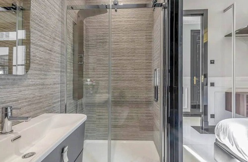 Justicia Villa | Apartment Gran Via - Five Bedroom Villa, Sleeps 10